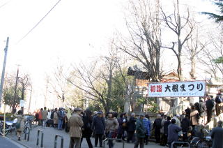 山門外に長く行列をつくって、フロふきを待つ参詣人。