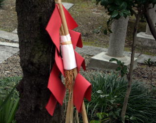 3本の御幣にはそれぞれ、実が沢山付いた稲穂がくくりつけられている