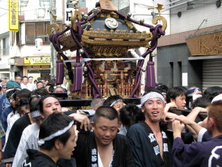 荻窪の町を練る神社（男）神輿
