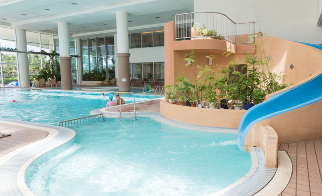 室内プールなら雨の日でも安心 沖縄でプールが利用できるホテル10選 Journal4